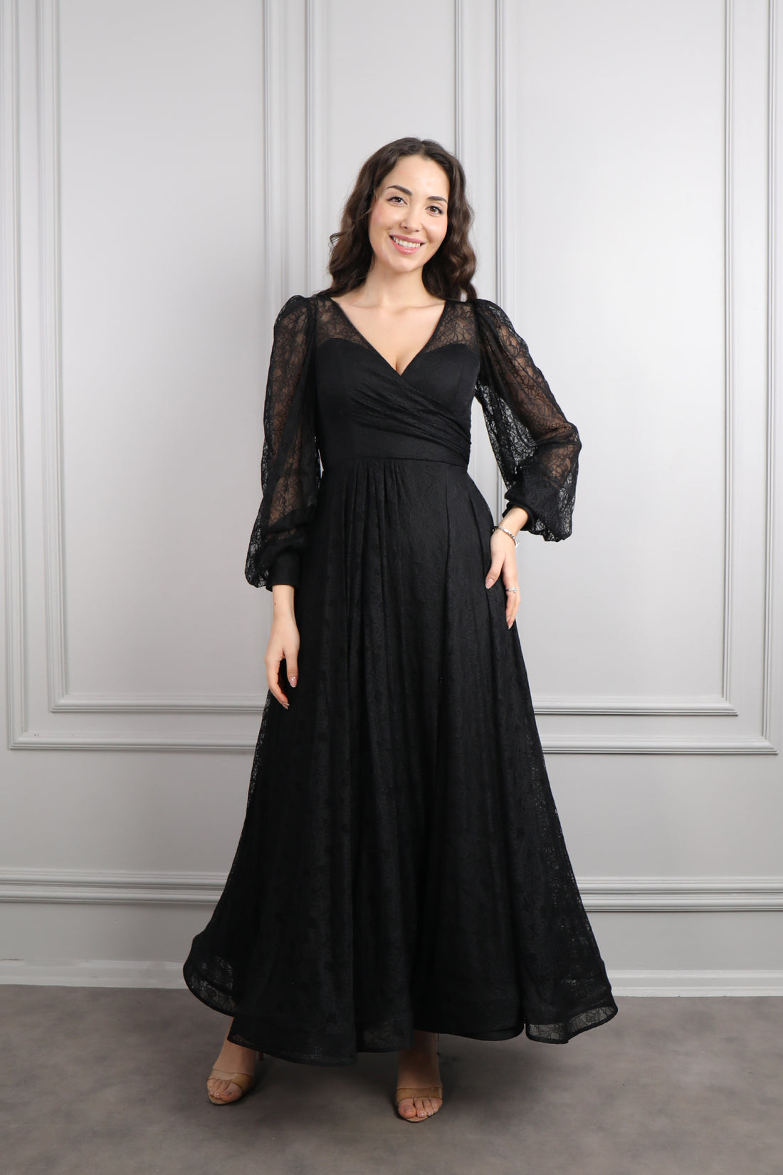 فستان سهرة دانتيل بياقة مثلثة واكمام واسعة مقاس كبير -اسود