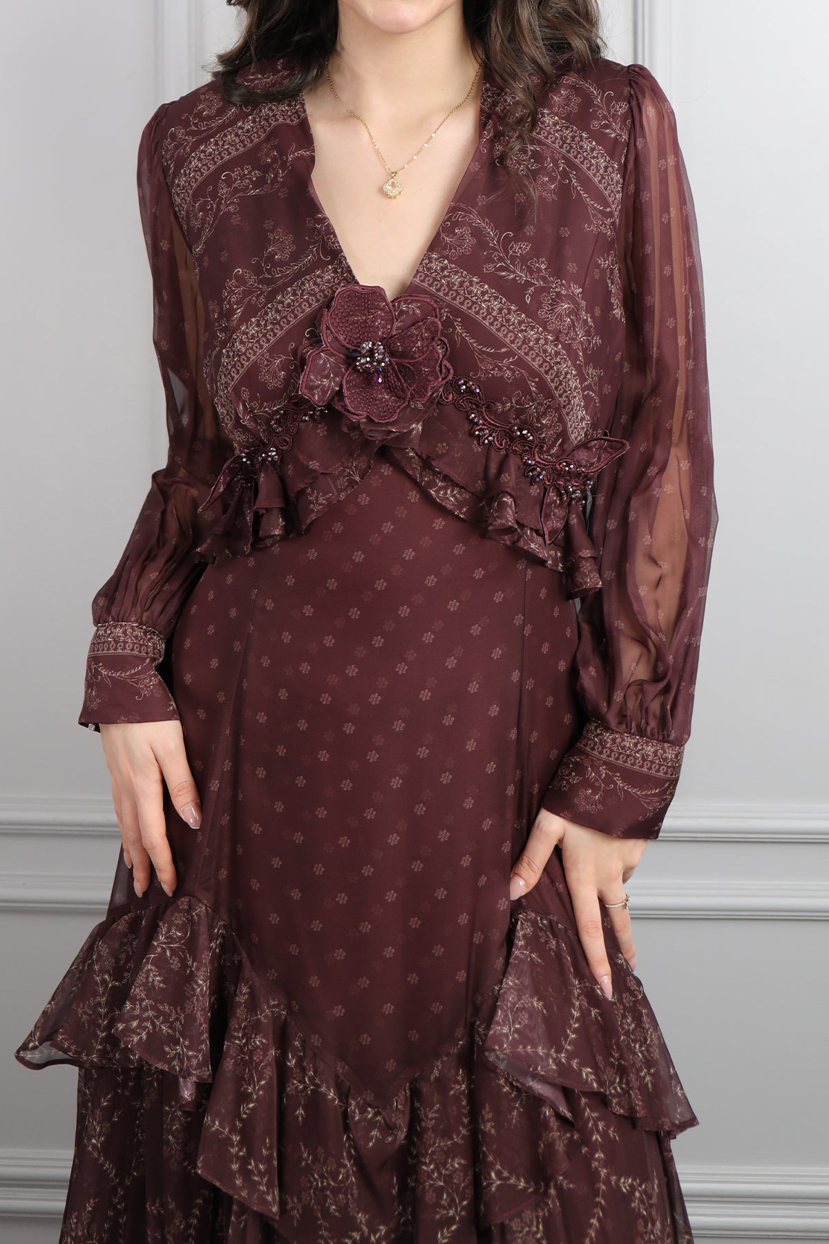 فستان شيفون بياقة مثلثة وتفاصيل كشكشة مقاس كبير -عودي