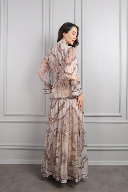 فستان شيفون بتفاصيل كشكشة وياقة تنربط مع حزام عالخصر -بني