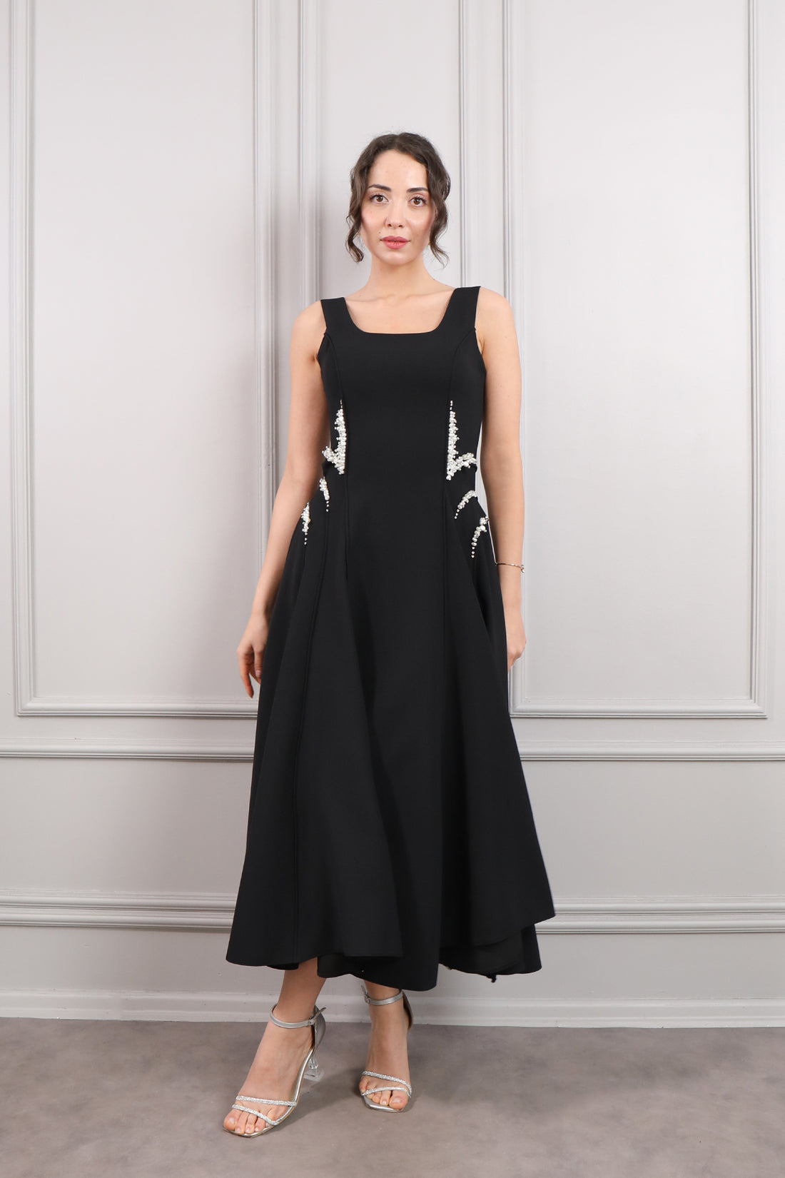 فستان سهرة ميدي بياقة مربعة وتطريزات لؤلؤ -اسود