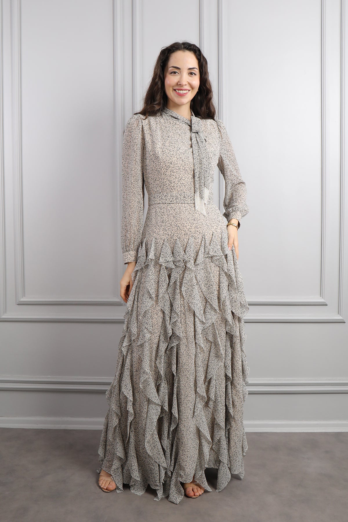 فستان شيفون منقط بكشكشة عالتنورة -بيج