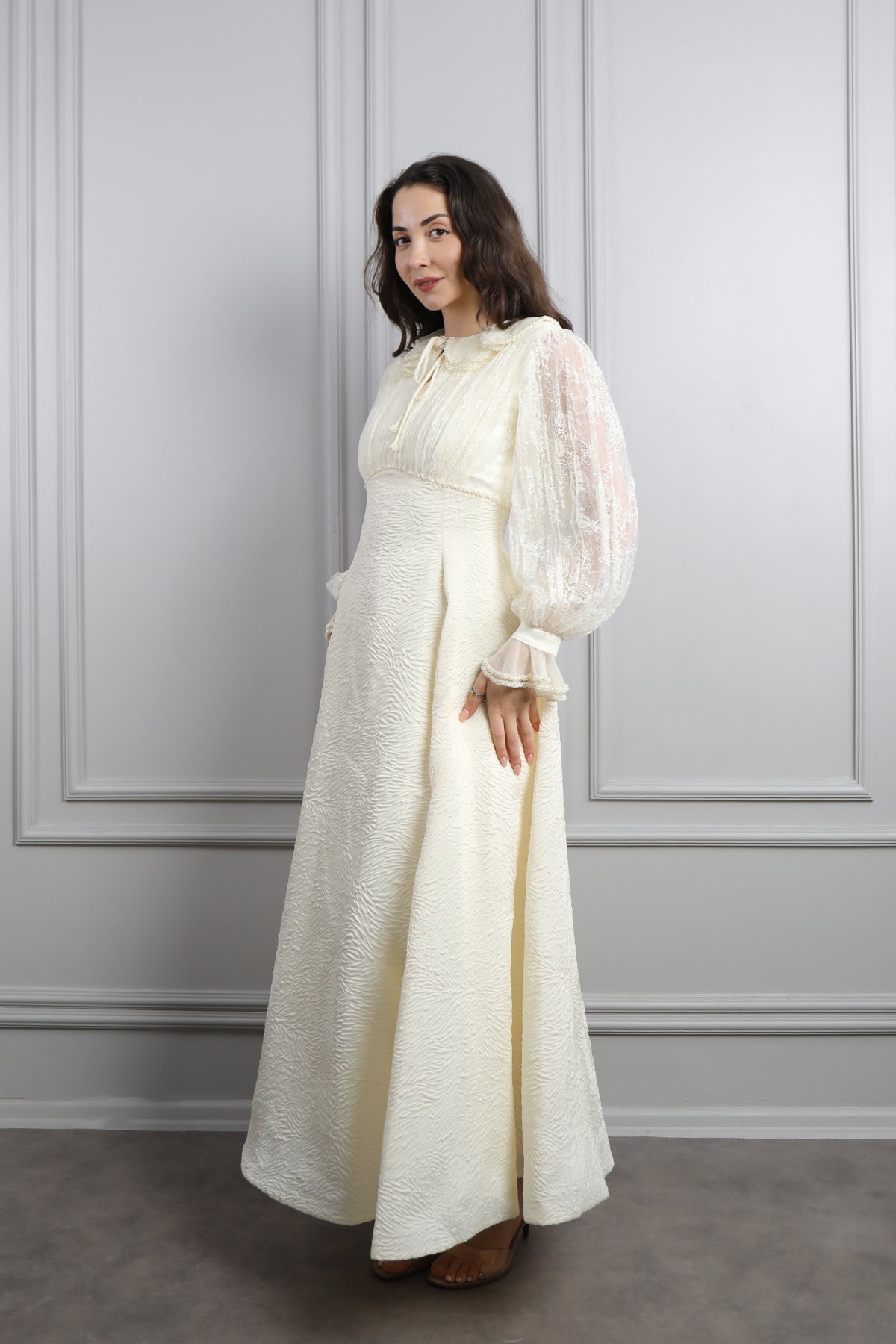 فستان بتفاصيل دانتيل وياقة اطفال بتطريزات خرزية -سكري