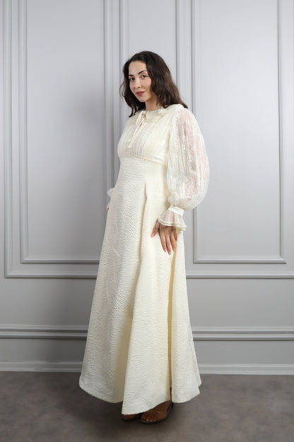 فستان بتفاصيل دانتيل وياقة اطفال بتطريزات خرزية -سكري