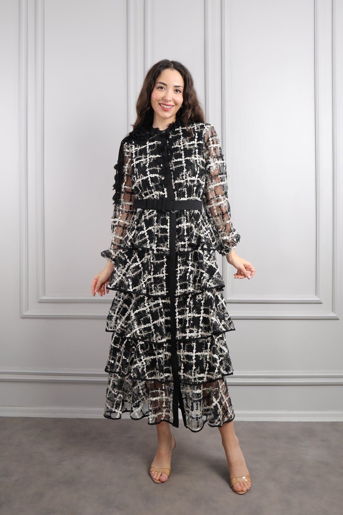 فستان بياقة ورود بتفاصيل طبقات مع حزام مقاس كبير -اسود ورمادي