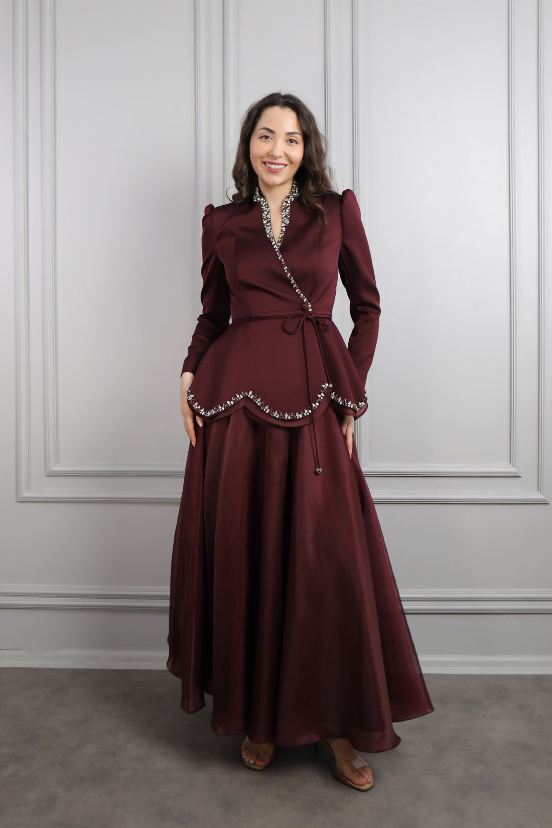 طقم تنورة وجاكيت مزين بتطريوات كريستالية -عودي