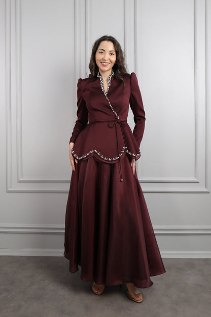 طقم تنورة وجاكيت مزين بتطريوات كريستالية -عودي