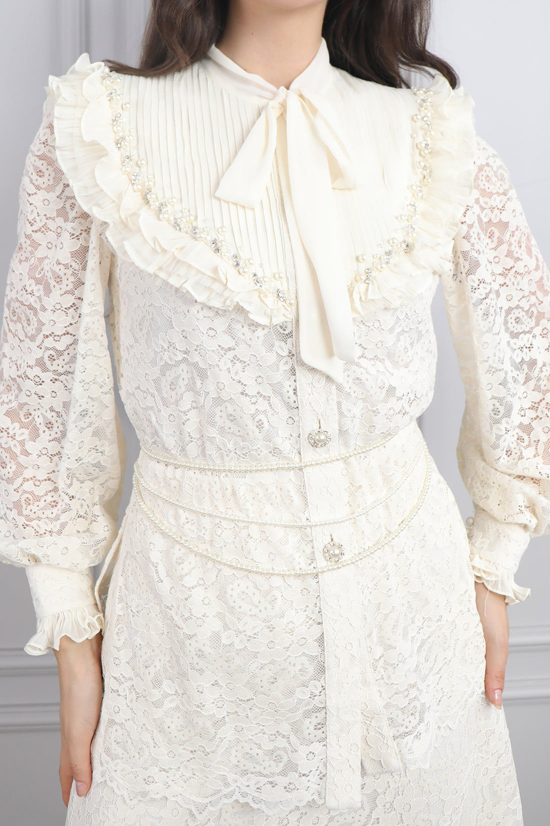 طقم دانتيل تنورة وجاكيت بياقة اطفال وتفاصيل لؤلؤية -سكري