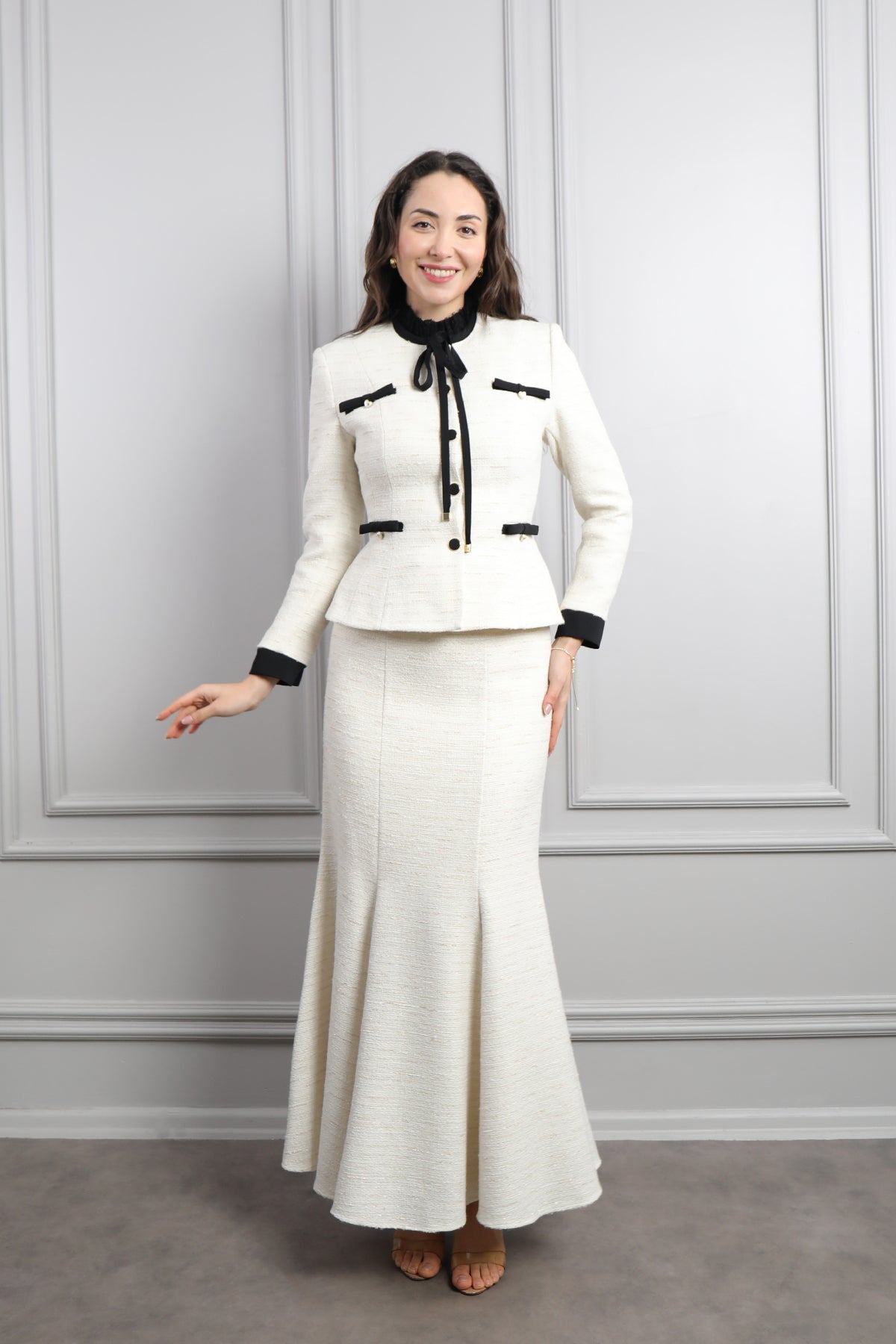 طقم تنورة وتوب رسمي بزينة فيونكات وتفصيل كشكشة عالياقة -سكري