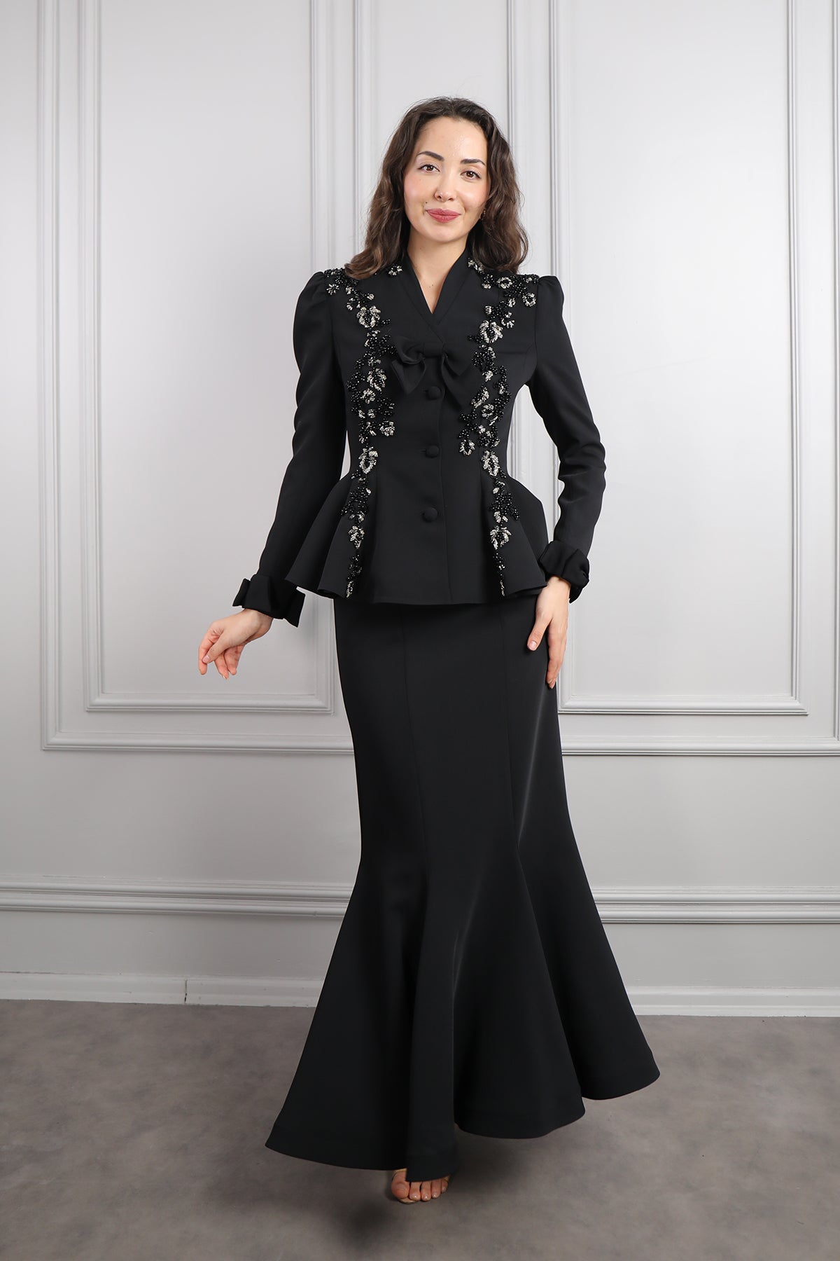 طقم تنورة وجاكيت بزينة فيونكة  وتطريزات خرزية -اسود