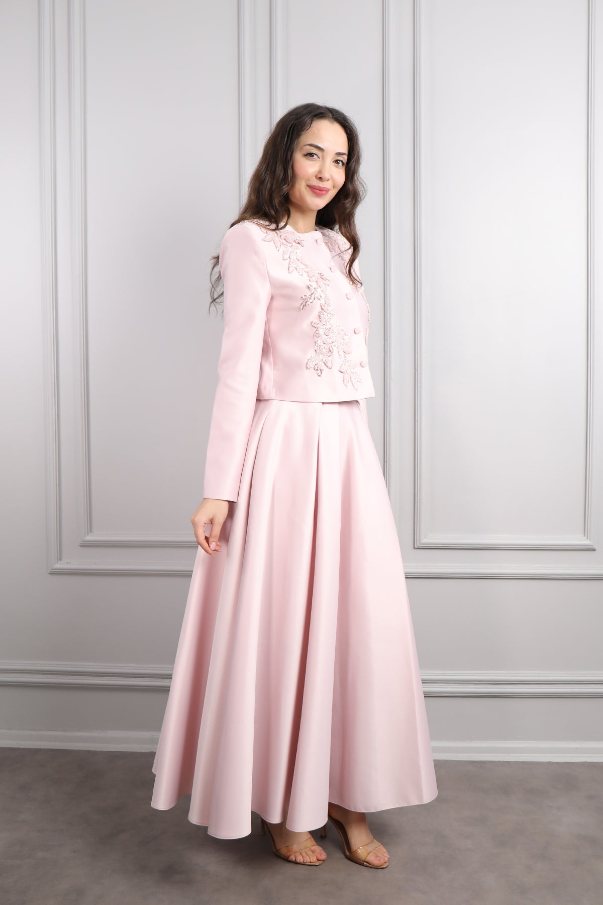 طقم تنورة وجاكيت بتطريزات خرزية -بمبي