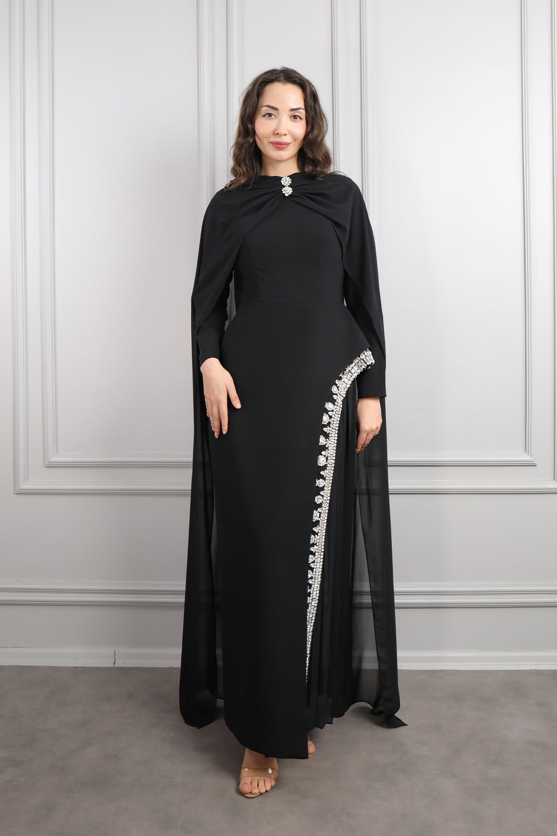 فستان سهرة ساتر بتطريزات كريستالية و وشاح -اسود
