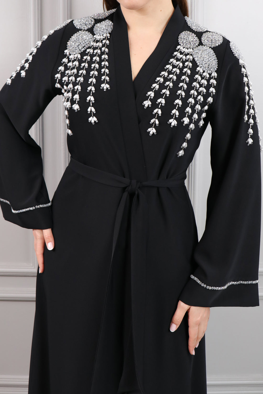 عباية بتطريزات كريستالية وحزام عالخصر -اسود