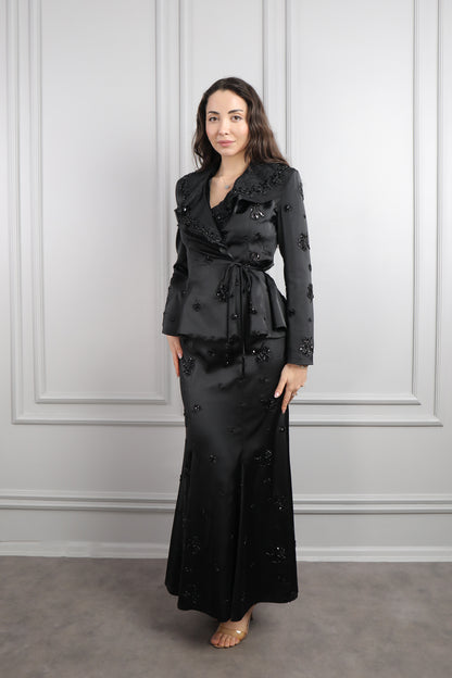 طقم تنورة وتوب رسمي مزين بتطريزات لؤلؤية وتفاصيل كشكشة عالياقة -أسود
