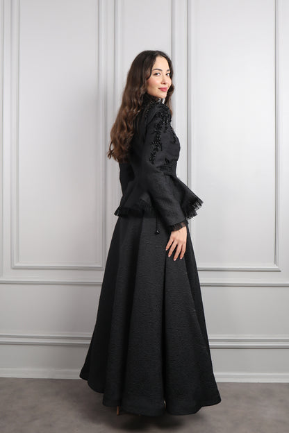 طقم تنورة وجاكست بتفاصيل كشكشة وتطريزات خرزية مع اكسسوار شنطة -اسود