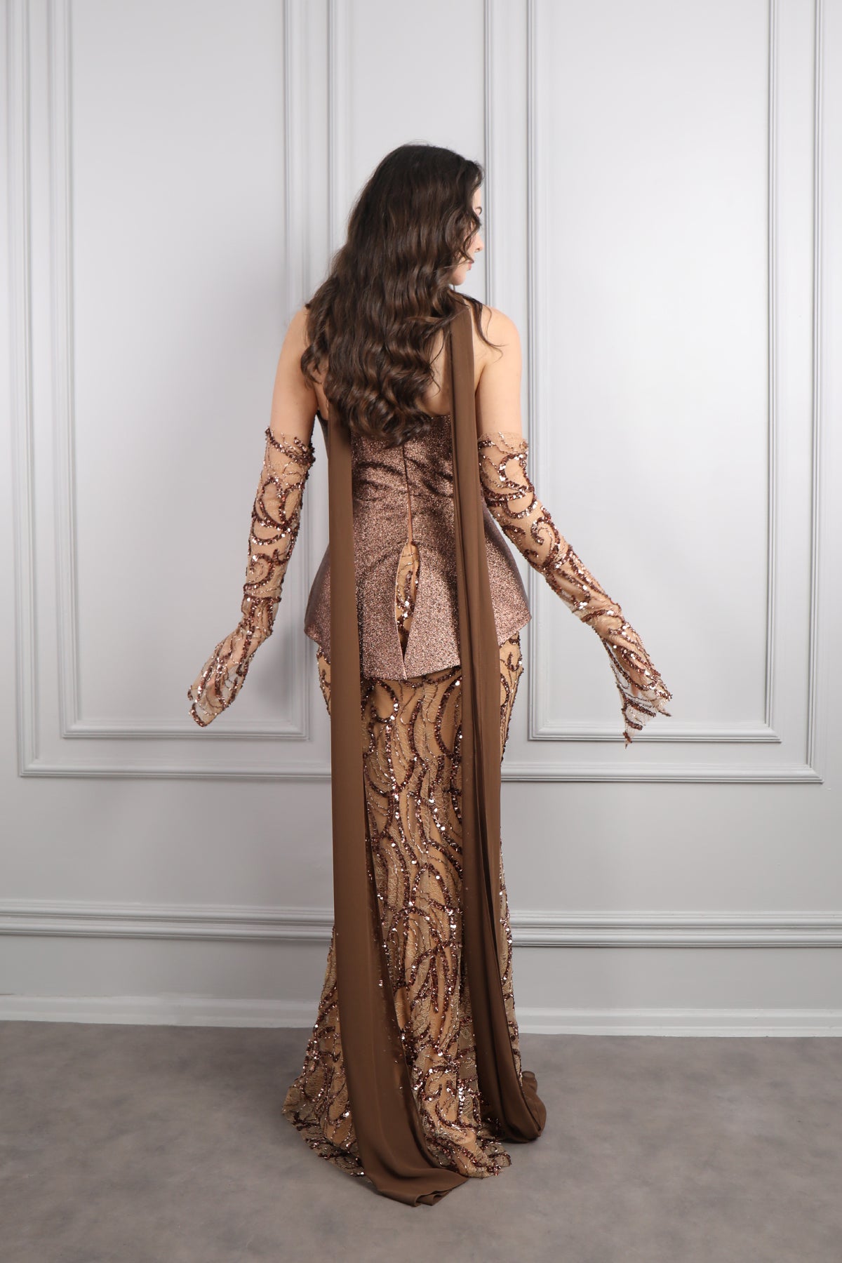 فستان سهرة سترابلس لامع بتطريزات ترتر مع شال شيفون -بني