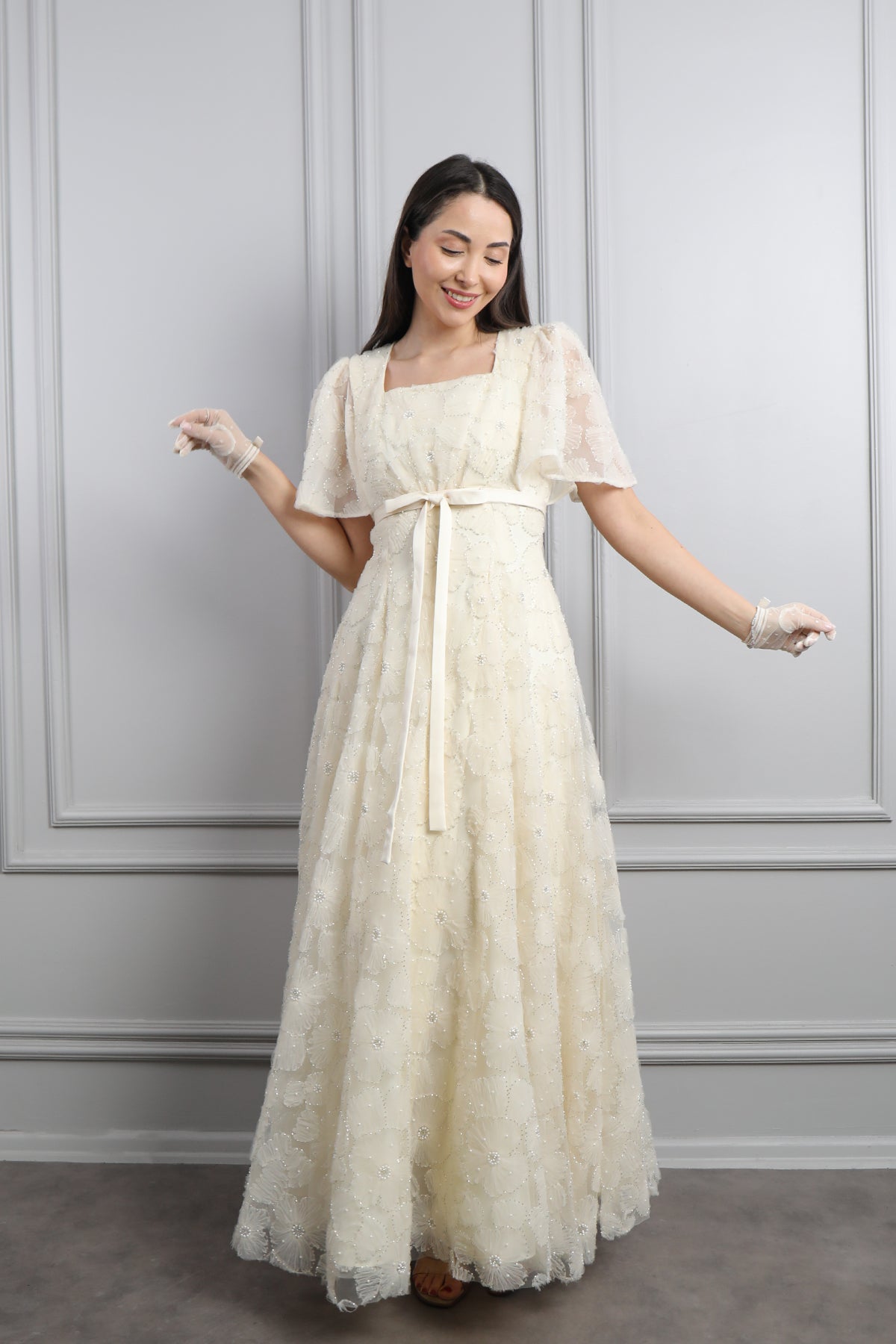 فستان ورود بياقة مربعة واكمام واسعة مع حزام واكسسوار قفازات -سكري