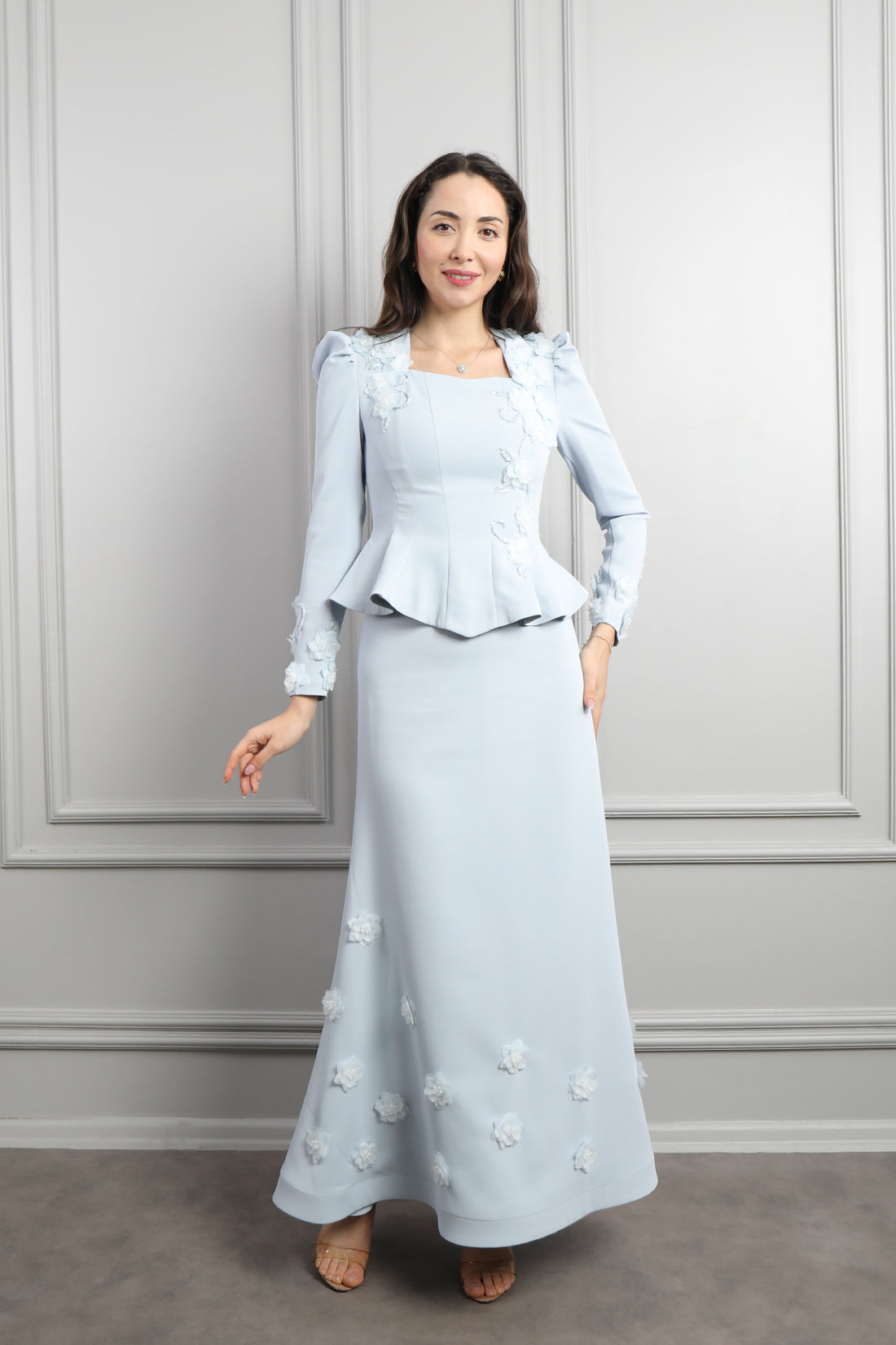 طقم تنورة وتوب رسمي انيق بياقة مربعة وتفاصيل ورود -ازرق