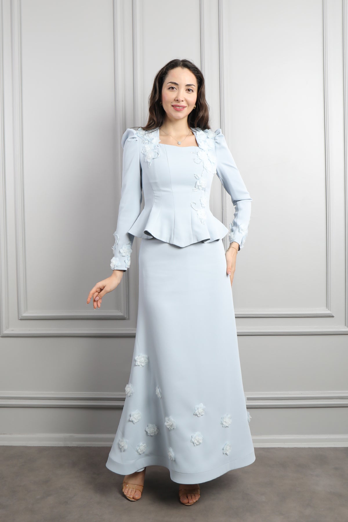 طقم تنورة وتوب رسمي انيق بياقة مربعة وتفاصيل ورود -ازرق