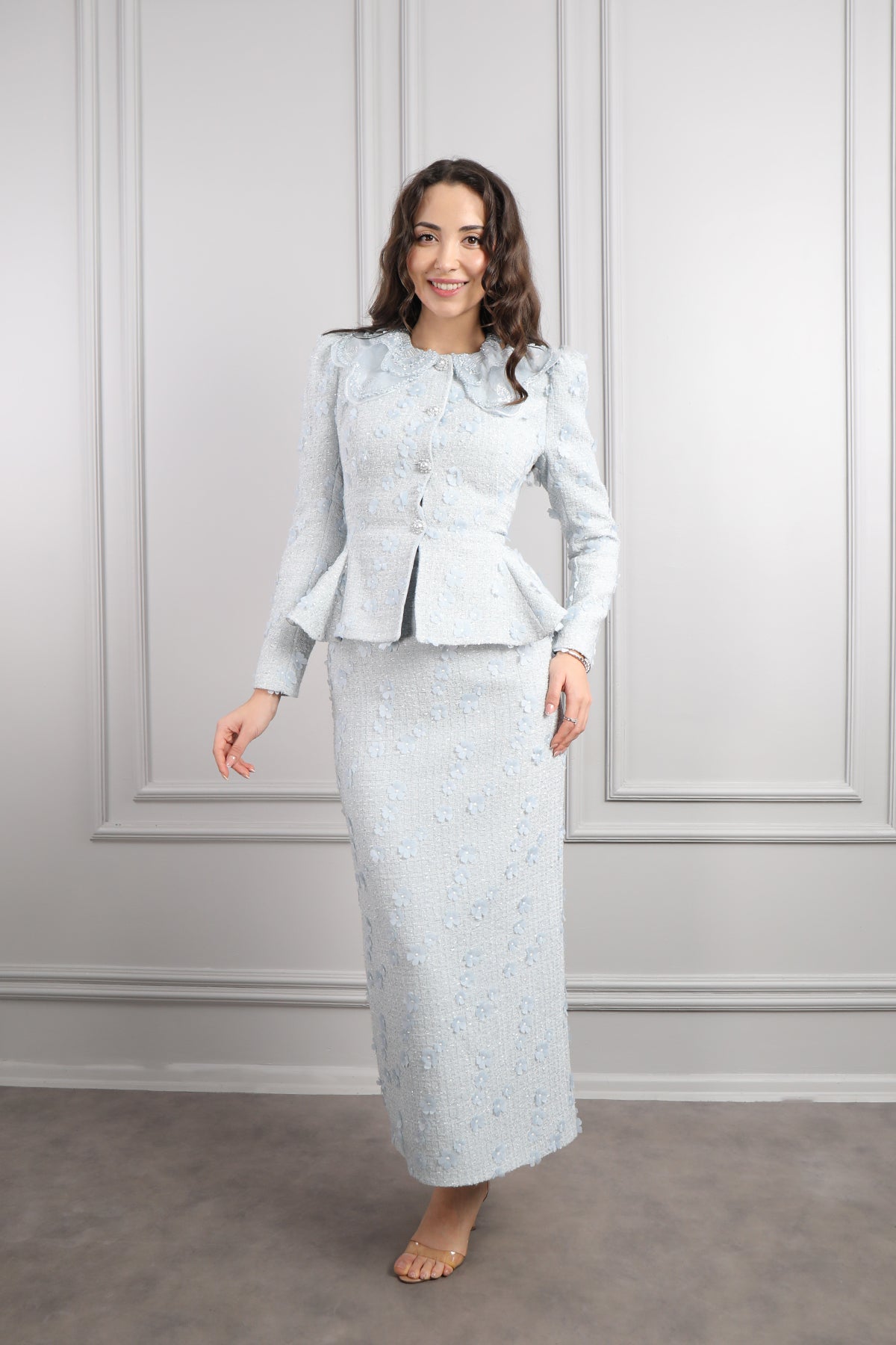 طقم تنورة وجاكيت بتطريزات ورود -ازرق