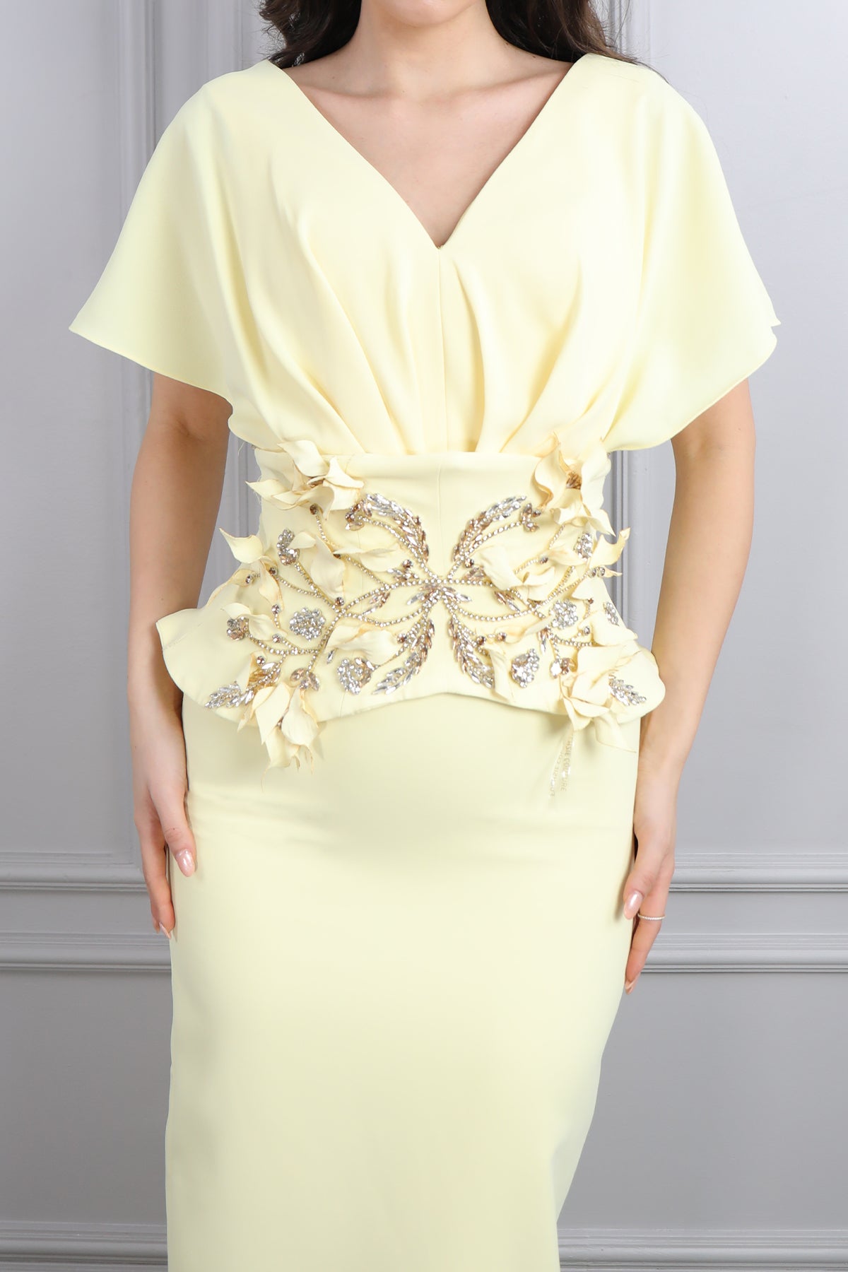 فستان سهرة باكمام واسعة بتفصيل كورسيه مطرز بالفصوص -اصفر