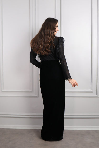 فستان مخملي مزين بدانتيل وبروش كريستالي مقاس كبير -اسود