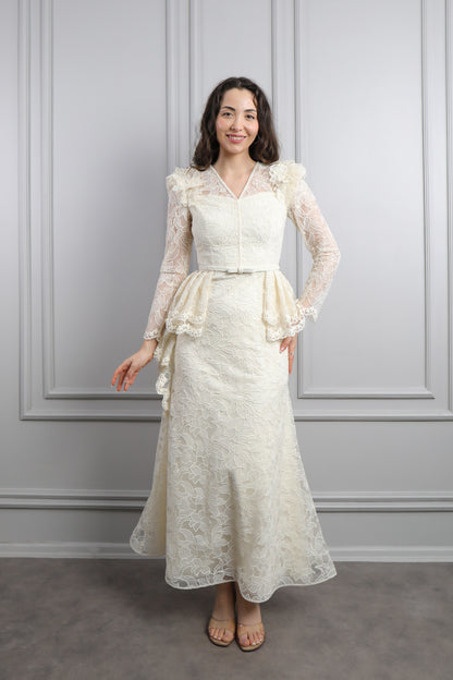 فستان دانتيل بزينة زهور عالاكتاف وتصميم كشكشة من الخصر -سكري