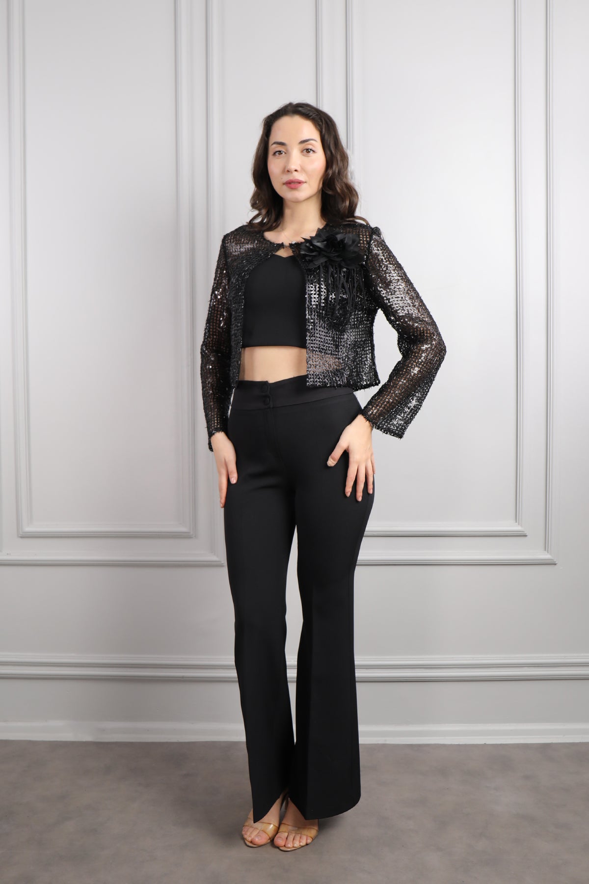 طقم ثلاثة قطع بتفاصيل لامعة وزينة وردة -اسود