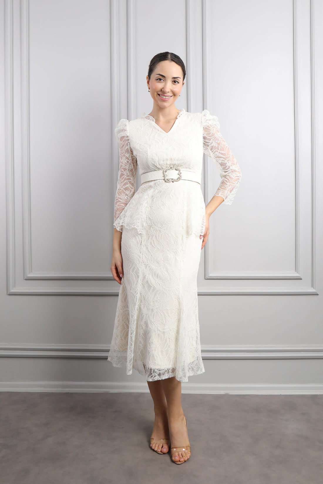 فستان ميدي دانتيل بياقة مثلثة وحزام عالخصر -سكري