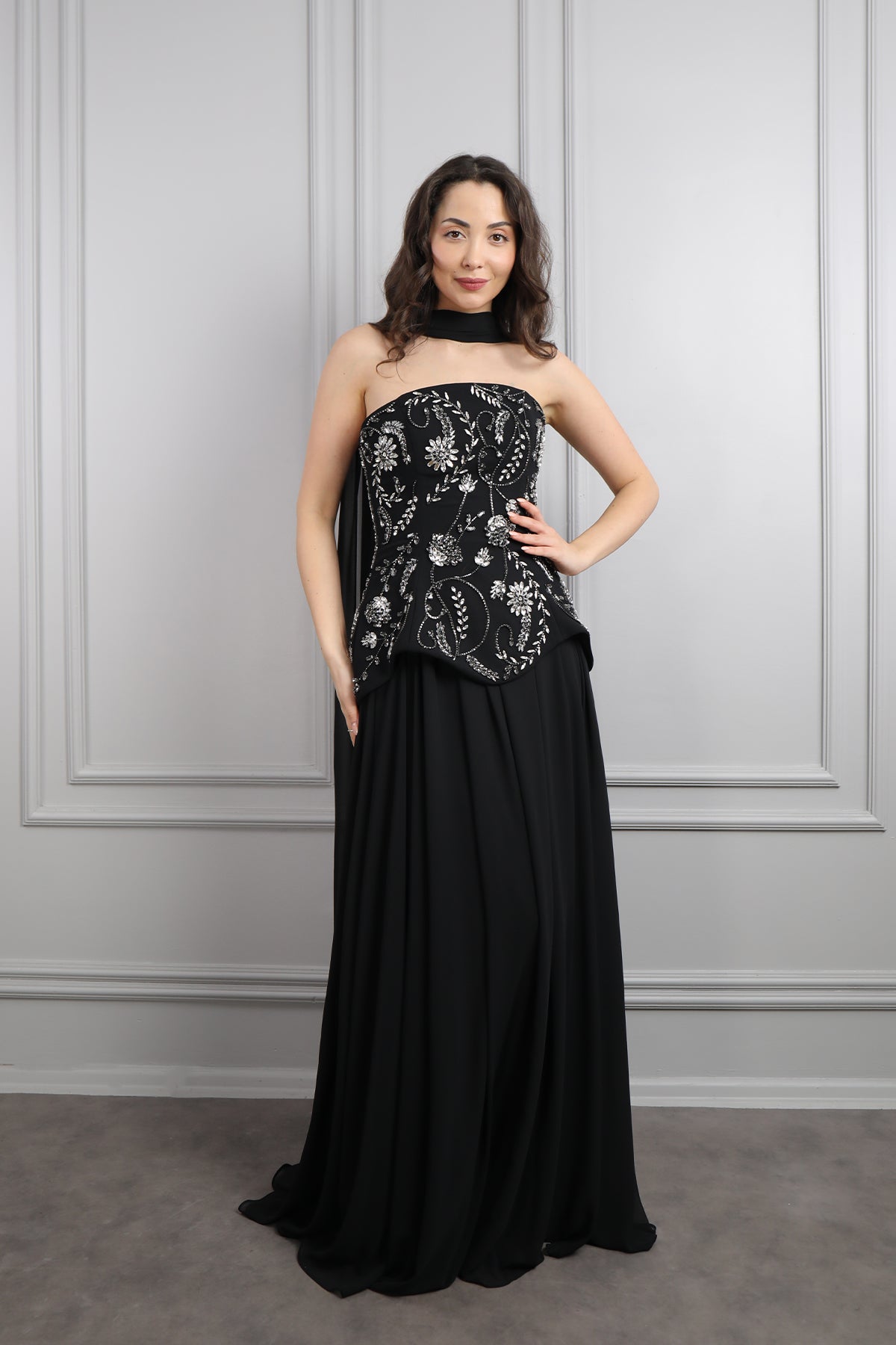 فستان سهرة شيفون بتوب سترابلس مزين بكريستالات ورود مع شال -اسود