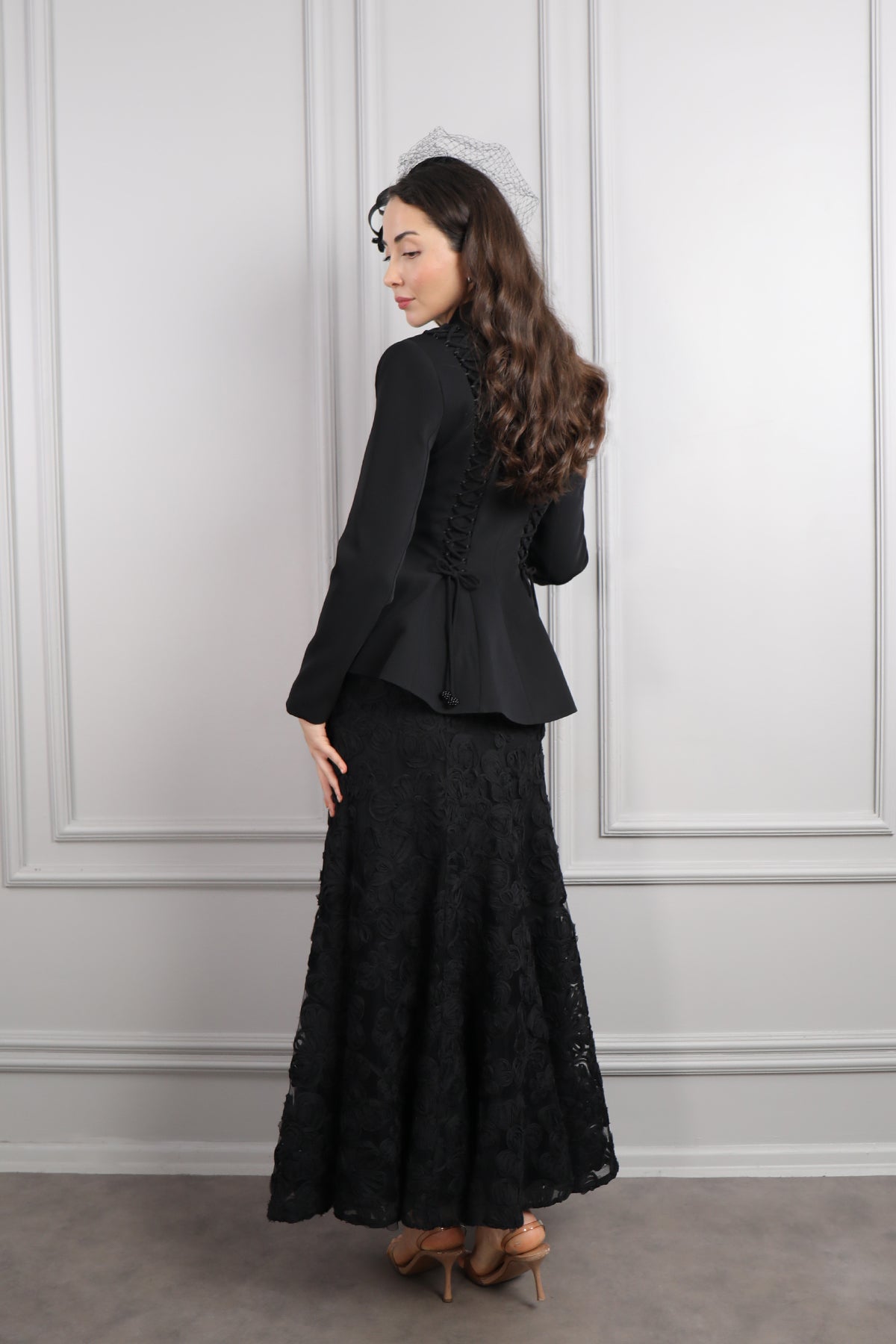 طقم تنورة مزين بالورود وجاكيت مع اكسسوار للشعر -اسود