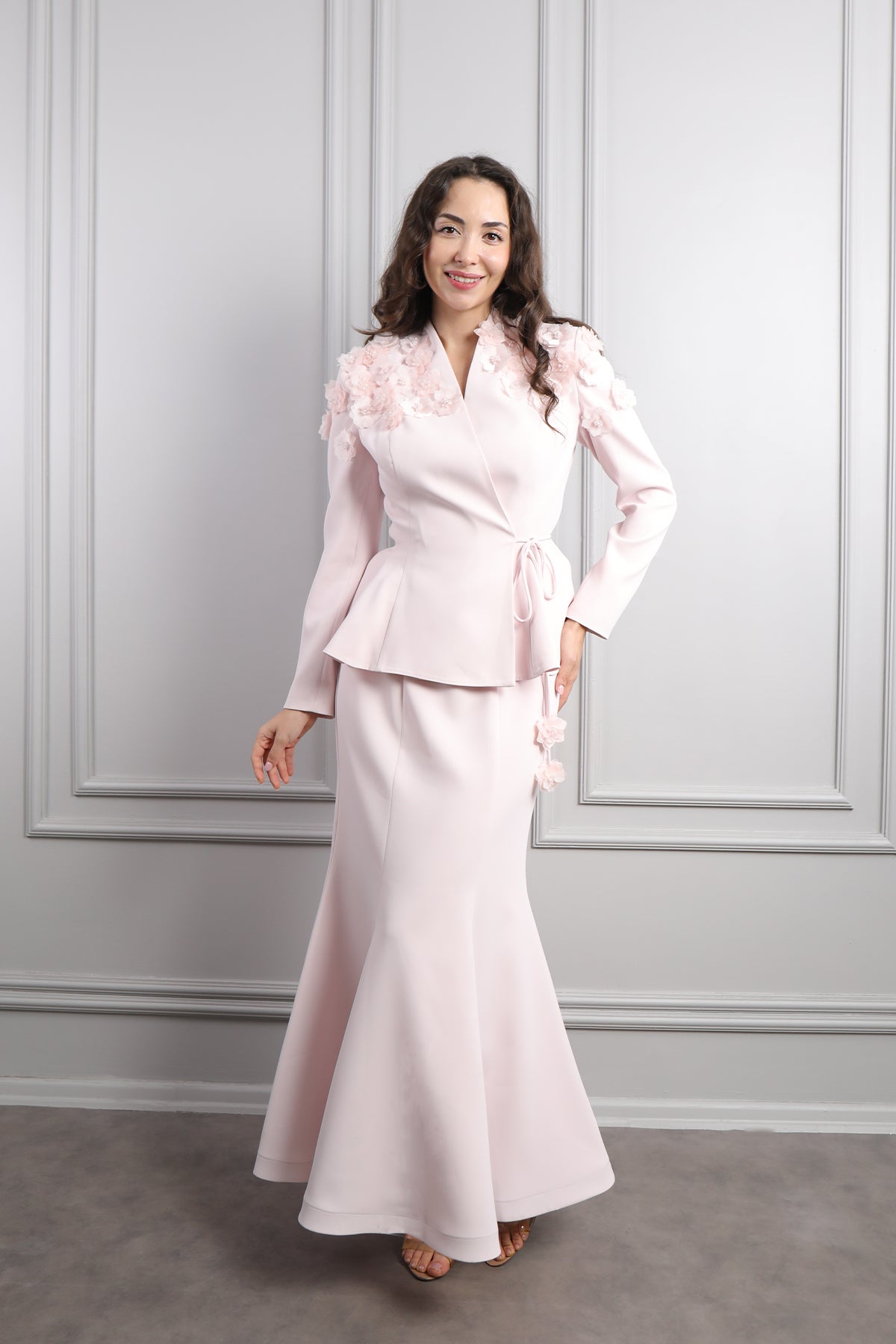 طقم تنورة وجكيت مزين بالورود مع حزام -بمبي