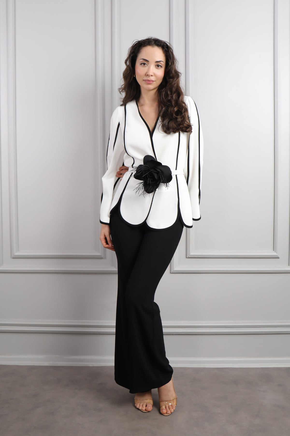 طقم بنطال وبلوزة مزينة بوردة - اسود وابيض