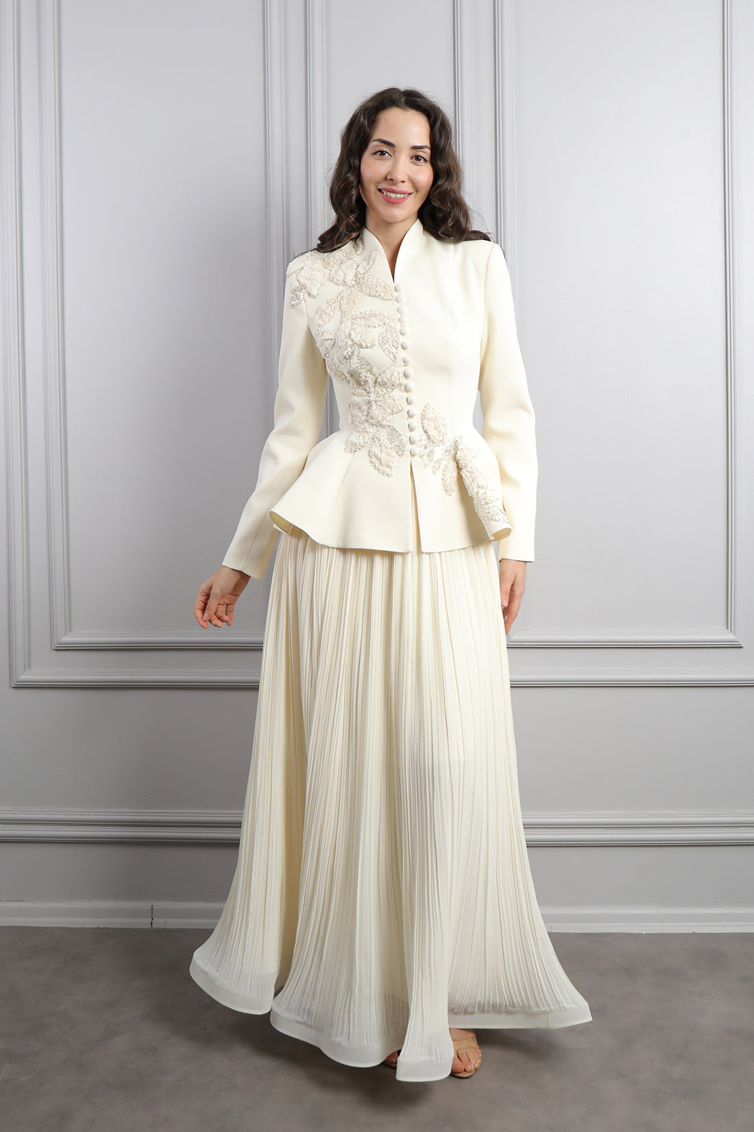 طقم تنورة بتكسيرات وجاكيت مزين بتطريزات خرزية ورود -سكري