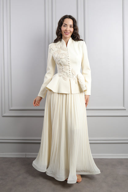 طقم تنورة بتكسيرات وجاكيت مزين بتطريزات خرزية ورود -سكري