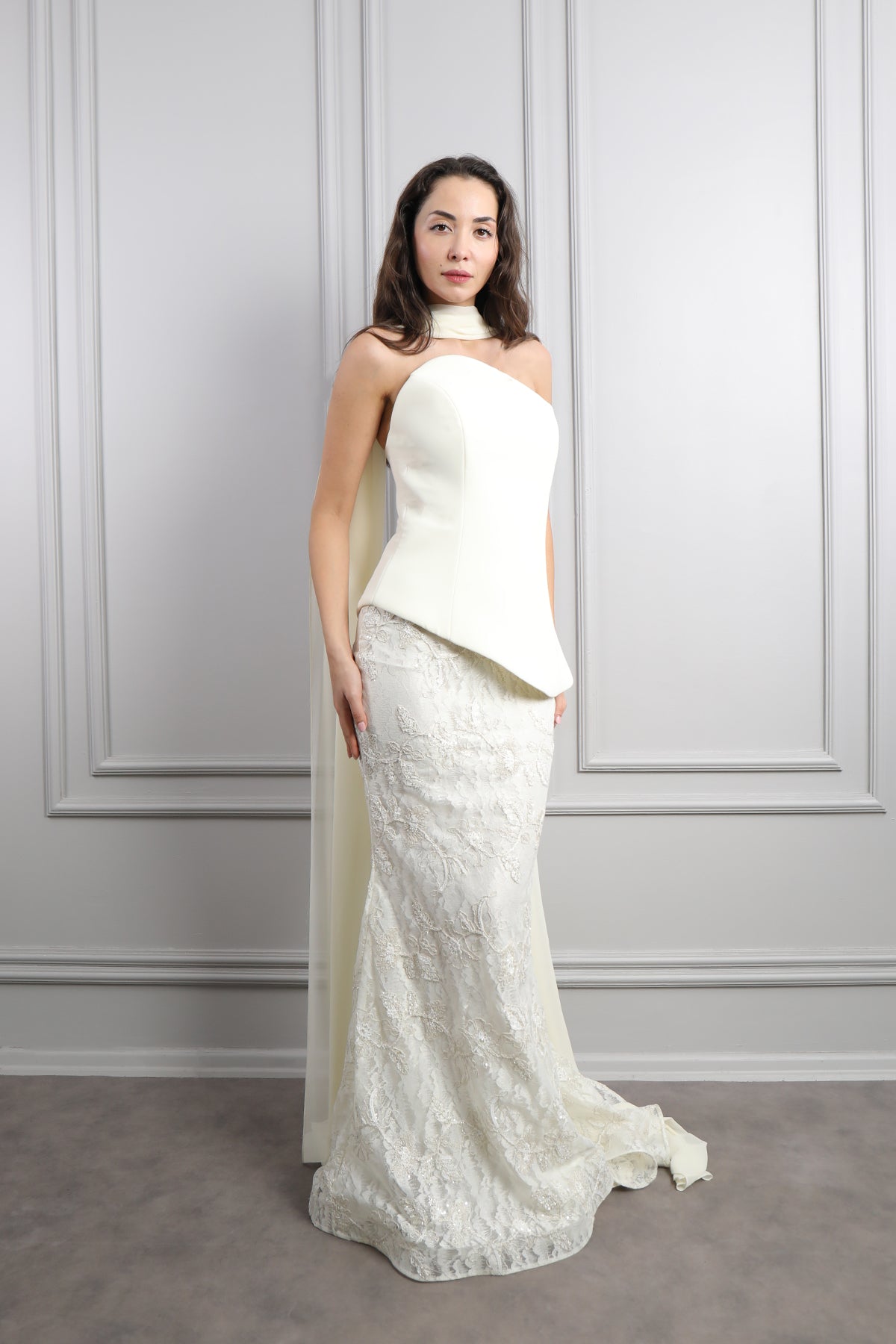 طقم تنورة بتفاصيل دانتيل وتوب سترابلس بوشاح - سكري