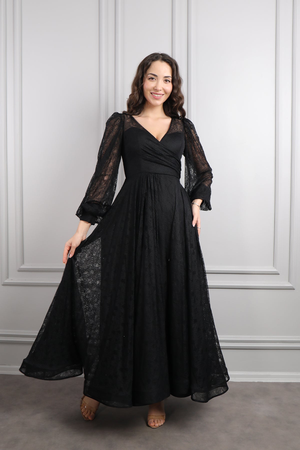 فستان سهرة دانتيل بياقة مثلثة واكمام واسعة مقاس كبير -اسود