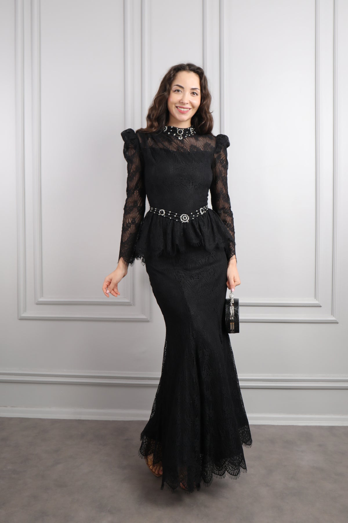 طقم دانتيل خناقي بتطريزات خرزية عالياقة والخصر باكمام شفافة -اسود