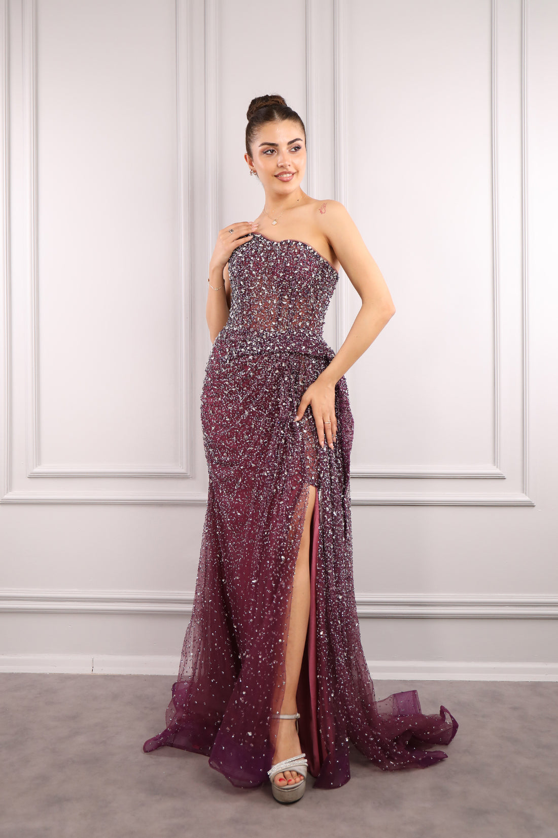 فستان سهرة بتصميم حمالة واحدة مزين بالحجارة من "المجموعة الخاصة" - عودي