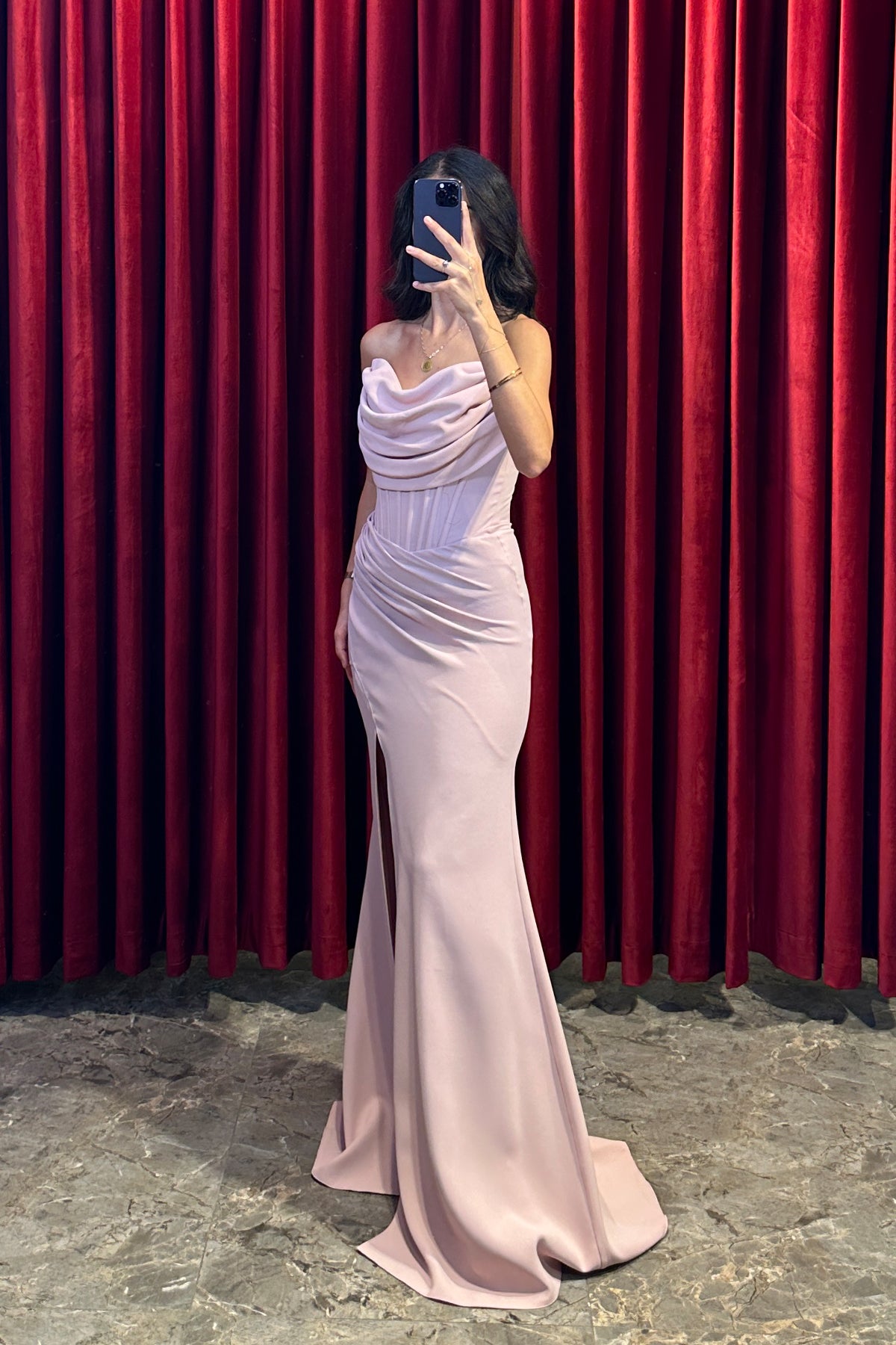 فستان سهرة سترابلس بتصميم كورسيه وفتحة جانبية -بمبي