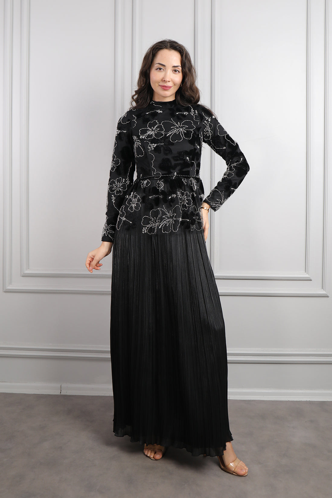 فستان سهرة ساتر مطرز بورود بتنورة تكسيرات -اسود