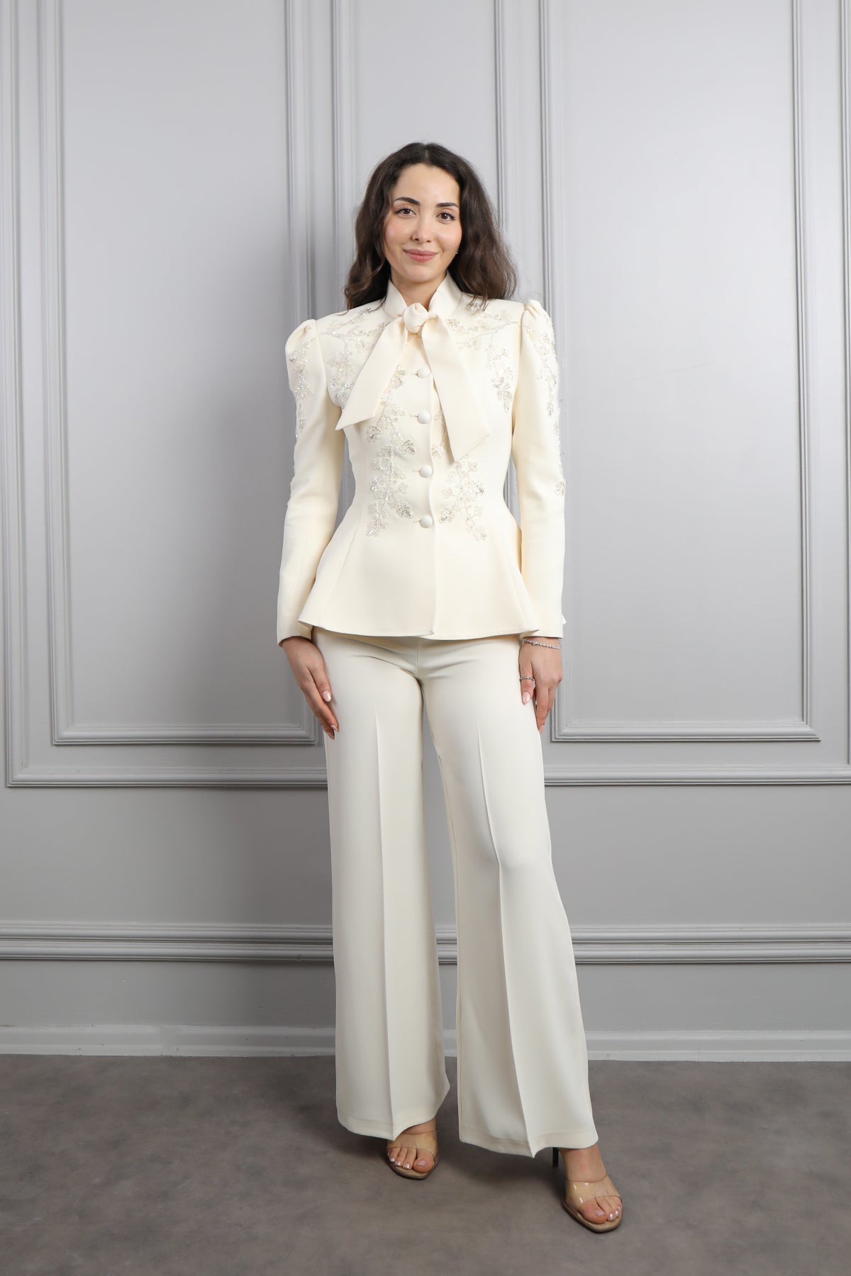 طقم بنطال وجاكيت بياقة تنربط مزين بالخرز -سكري