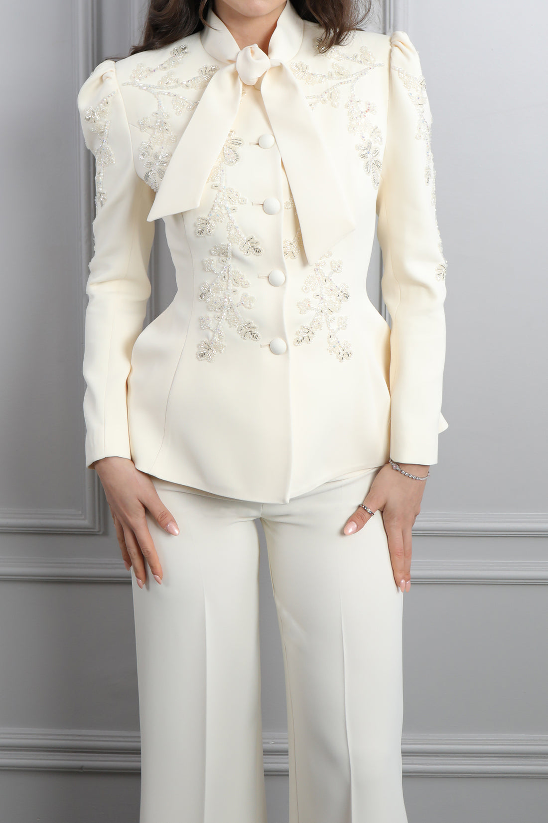 طقم بنطال وجاكيت بياقة تنربط مزين بالخرز -سكري