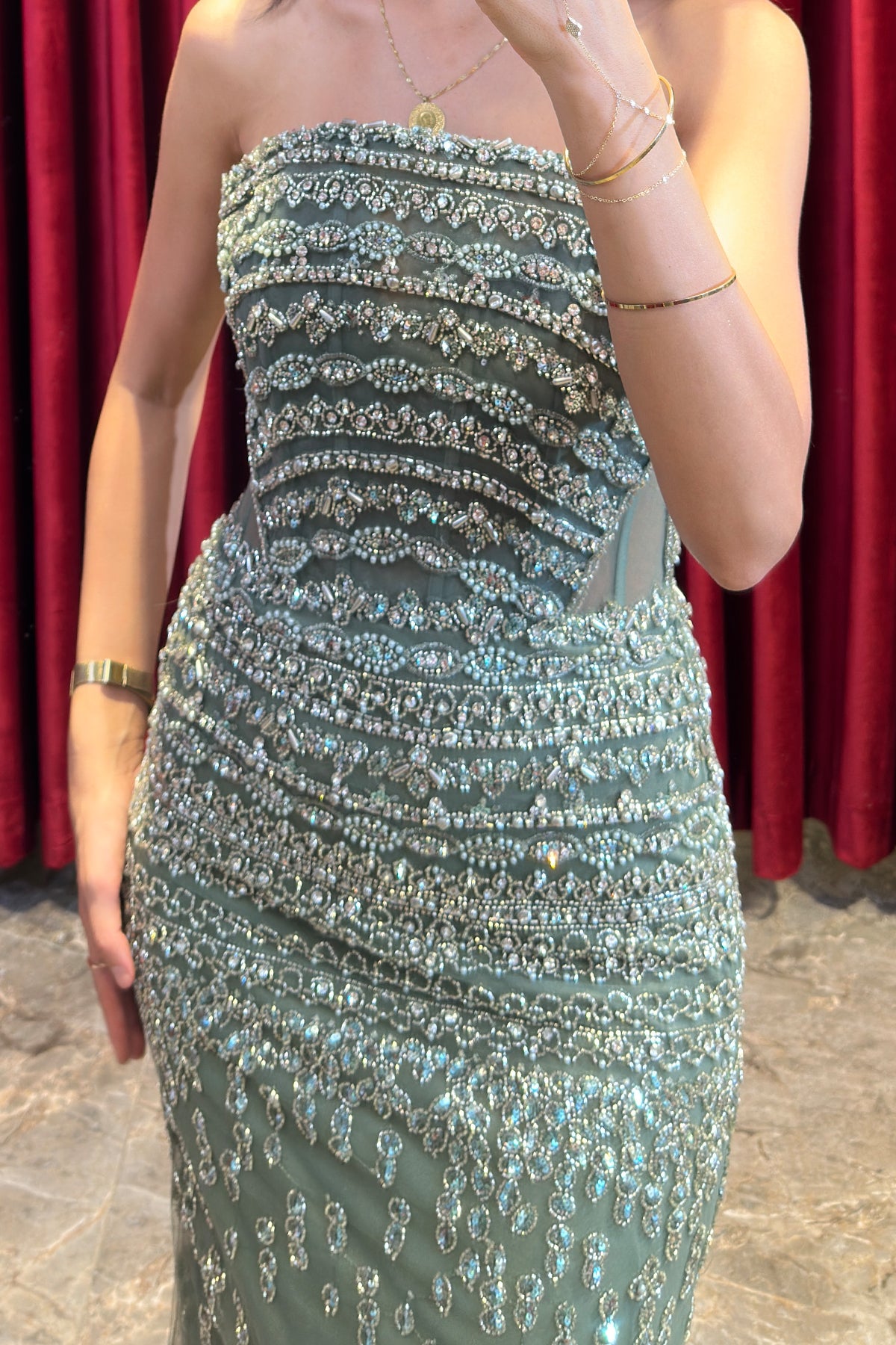 فستان سهرة سترابلس مطرز بالكريستال مع ذيل طويل قابل للفصل من "المجموعة الخاصة" -اخضر
