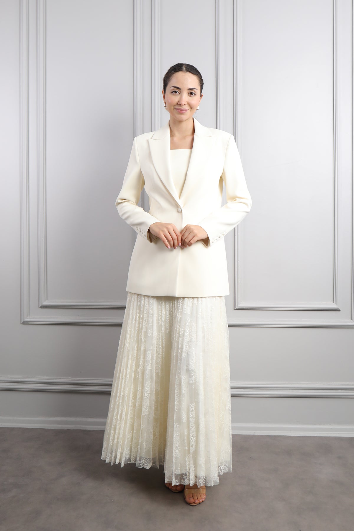 طقم فستان بتفصيل دانتيل وجاكيت مع زينة وشاح -سكري