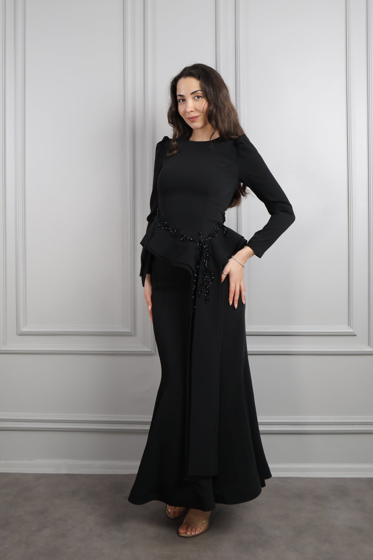 طقم تنورة وتوب مزين بالخرز بتفصيل ذيل من الخصر -اسود