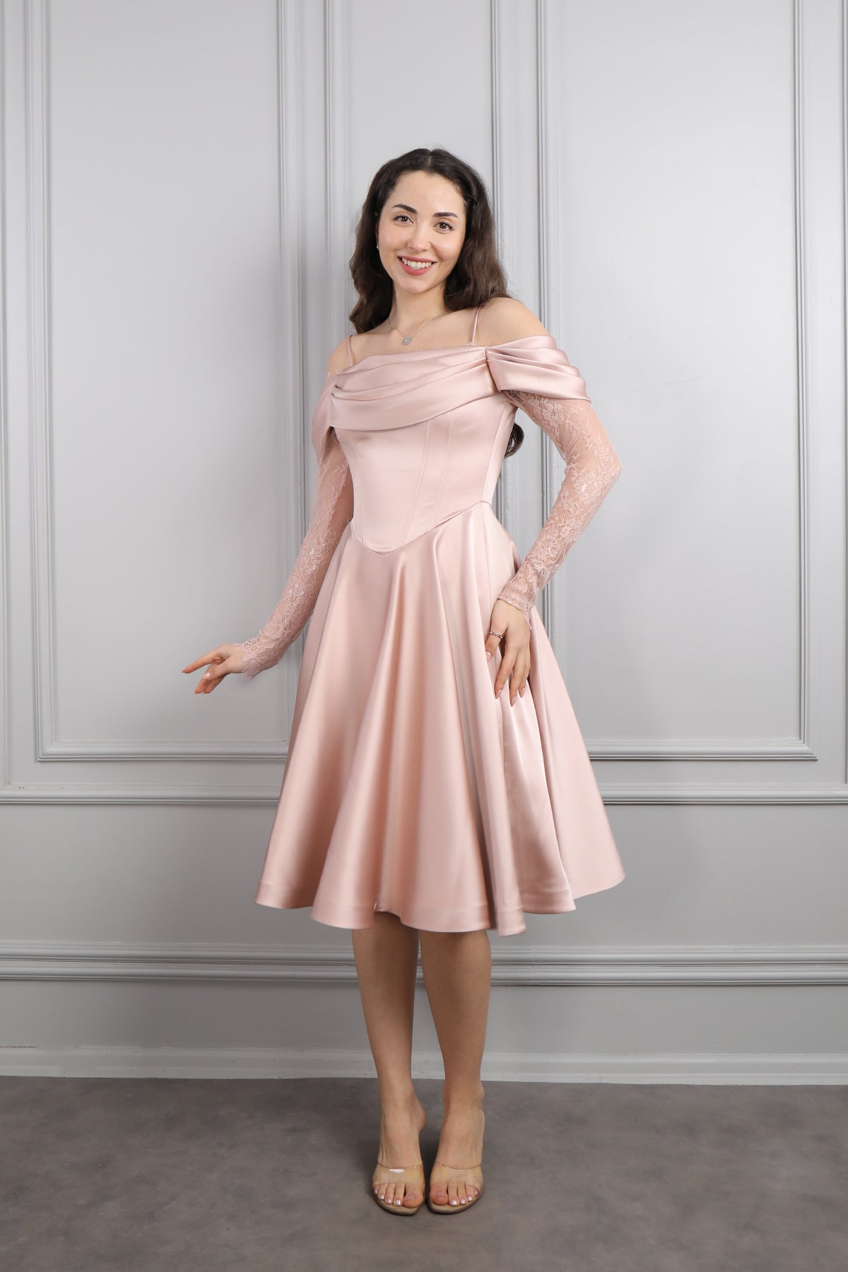 فستان سهرة ميدي ساتان مكشوف الاكتاف باكمام دانتيلية -بمبي