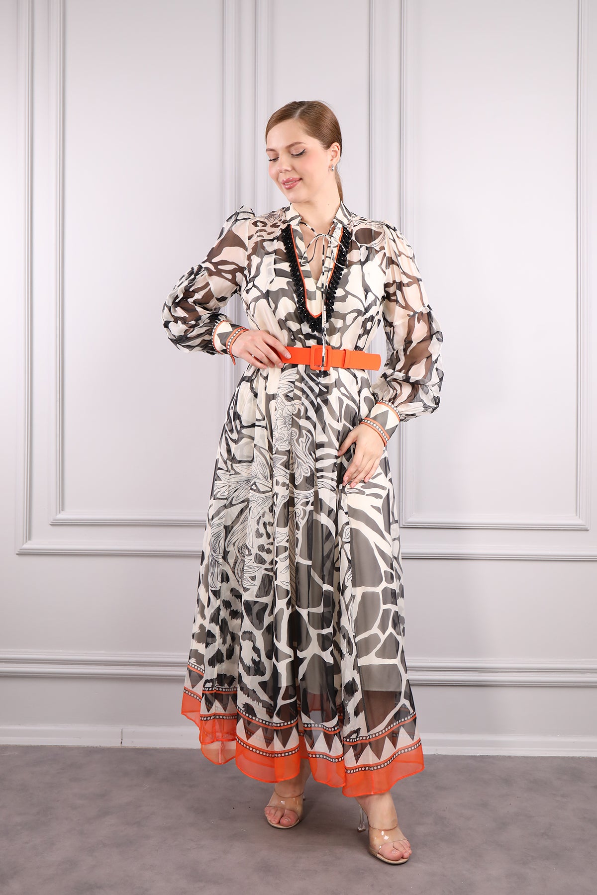 فستان شيفون بزخرفة على الياقة وحزام خصر مقاس كبير -اسود