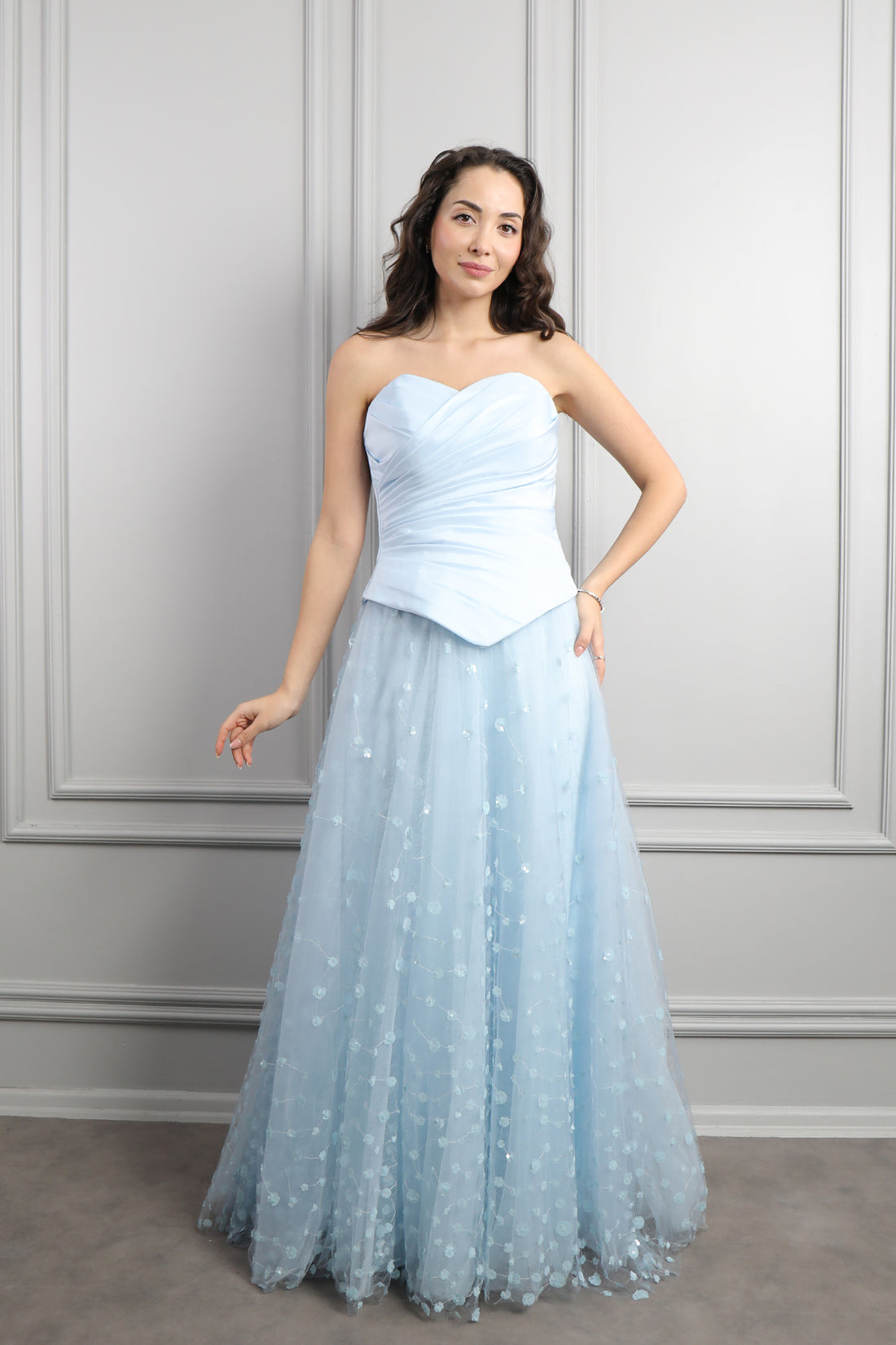 فستان سهرة سترابلس بتنورة تول وشال طويل -سماوي