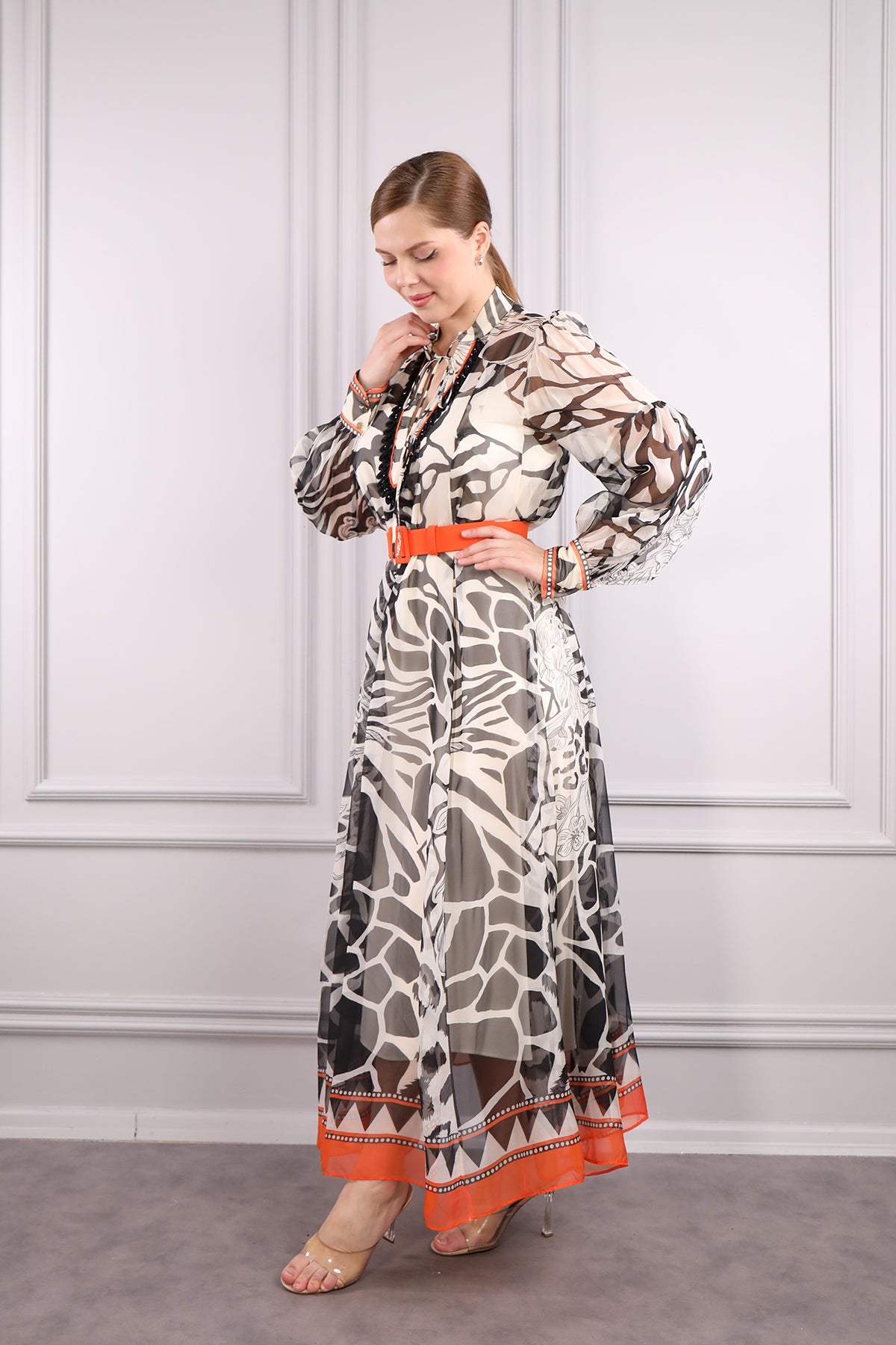 فستان شيفون بزخرفة على الياقة وحزام خصر مقاس كبير -اسود