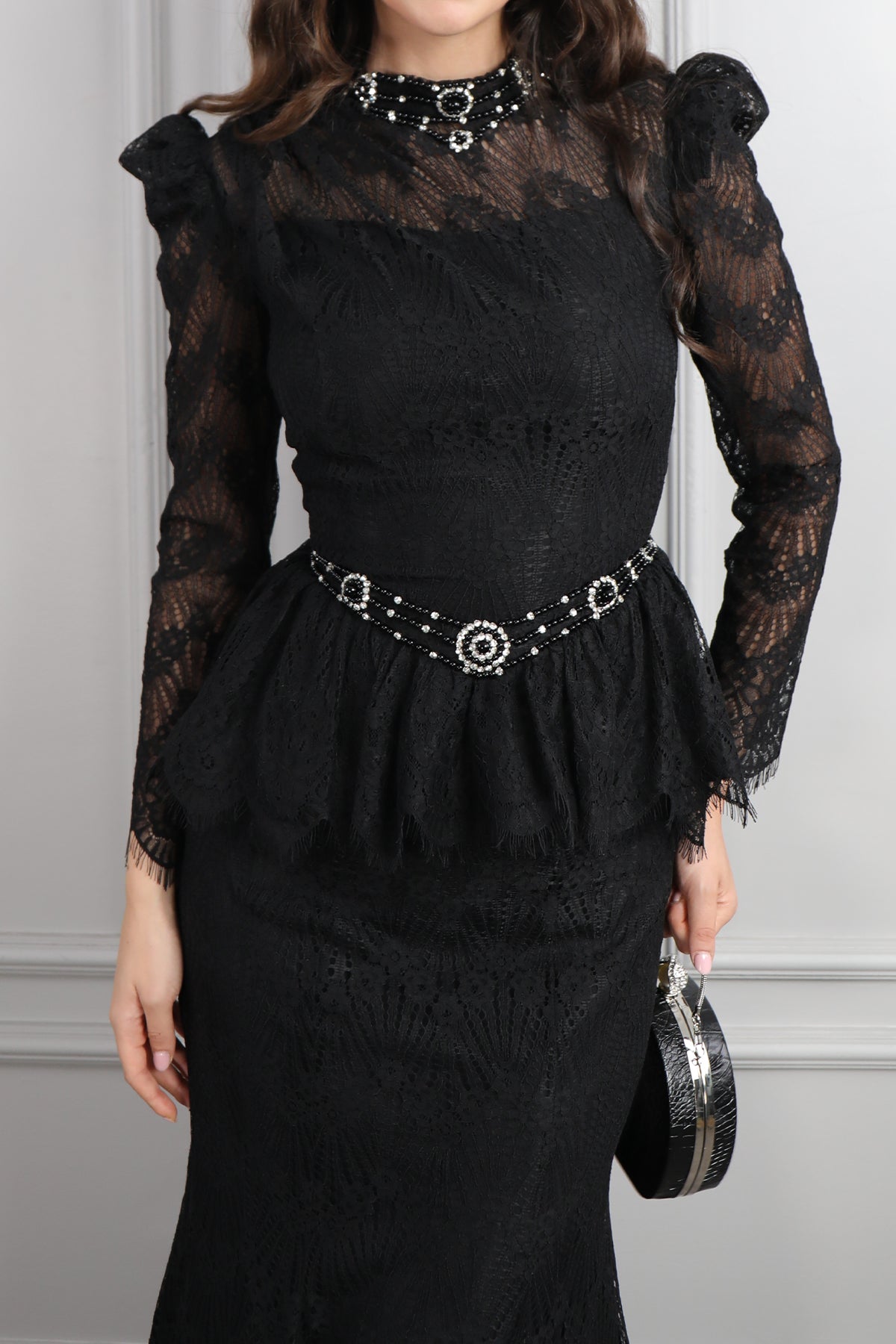 طقم دانتيل خناقي بتطريزات خرزية عالياقة والخصر باكمام شفافة -اسود